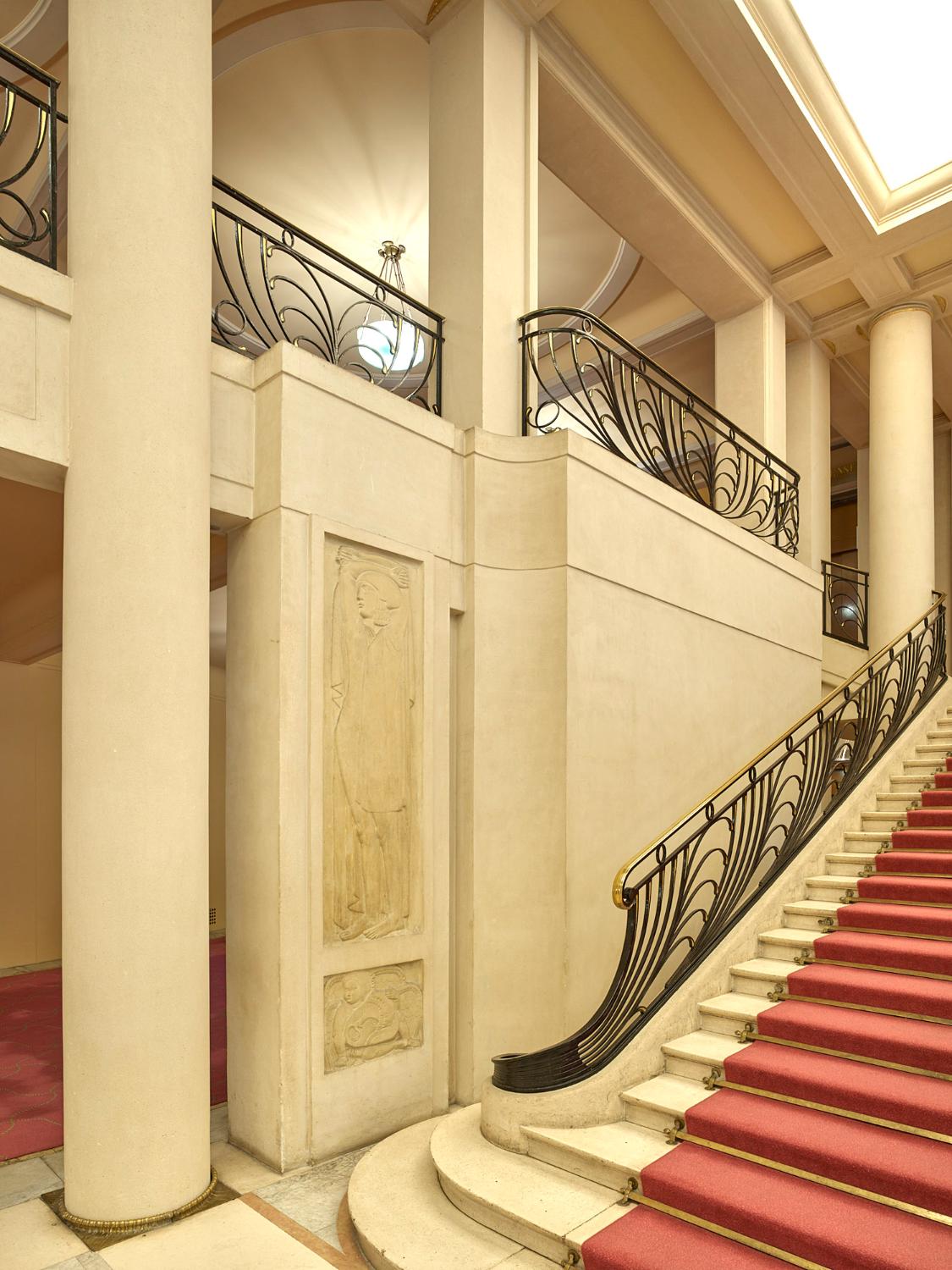 Champs-Élysées (Paris, 8e arrondissement), théâtre des