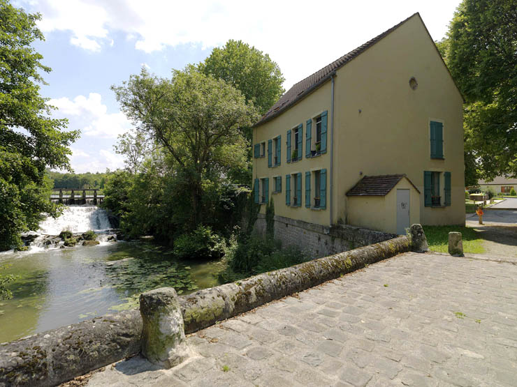 Écuelles - Moulin à tan d'Amand Seguin, puis moulin à blé, puis usine de préparation de produits textiles Rasse (usine de peignage de bourres de coton), puis usine d'emballage et de conditionnement Denoyer (usine de sacs en papier), puis centale hydroélectrique de la Société industrielle de produits céramiques (SIPC), appelé moulin de Ravannes