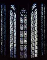 Vue d'ensemble des verrières de la chapelle Sainte-Geneviève, oeuvres d'Henri Plée (1869). Seule la verrière centrale est figurative, les autres sont des verrières ornementales.