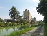 Écuelles - Silo de la coopérative de blé du canton de Moret-sur-Loing, puis de la coopérative agricole "La Brie", actuellement coopérative agricole "110 Bourgogne"