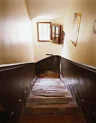 L'escalier qui dessert l'étage de l'ancien logement de l'instituteur.