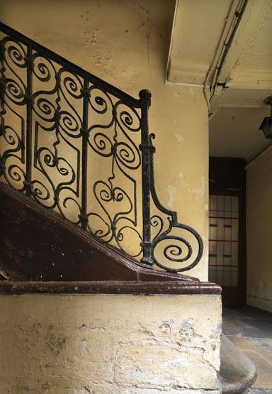 rampe d'appui, escalier d'une maison à porte piétonne