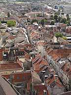 Panorama sur la rue du général Leclerc, depuis le haut de la cathédrale.