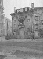 Vue de la façade après la fermeture du "Petit Montmartre". (Fonds Bertin).