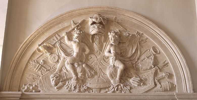 2 bas-reliefs : le putti et trophées militaires, passage du Rhin