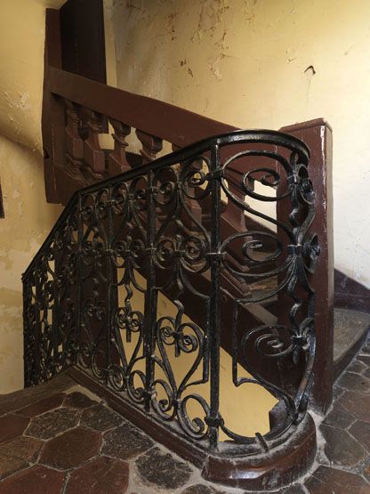 rampe d'appui, escalier d'une maison à porte piétonne