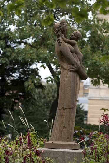 Statue : Aux mères du XIVème arrondissement