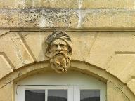 Ensemble du décor d'architecture : 1 bas-relief et 8 mascarons