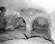 Autre cellier relié à la crypte : vue prise depuis l'entrée, au nord-est.