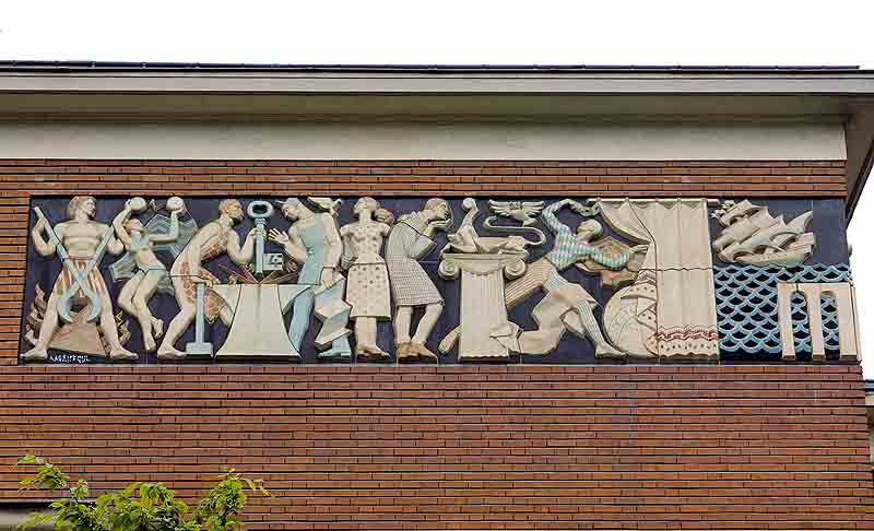 Bas-relief "les techniques enseignées dans le centre d'apprentissage