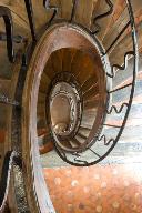 Vue en plongée de l'escalier dont le vide central forme un élégant ovale.