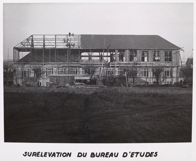 Usine de matériel électrique industriel Schneider et Cie, puis Le Matériel Electrique Scheider-Westinghouse (SW), puis Jeumont-Schneider (JS), actuellement ensemble industriel appelé "Espace Technologique et Industriel de Champagne-sur-Seine" (zone ETIC)