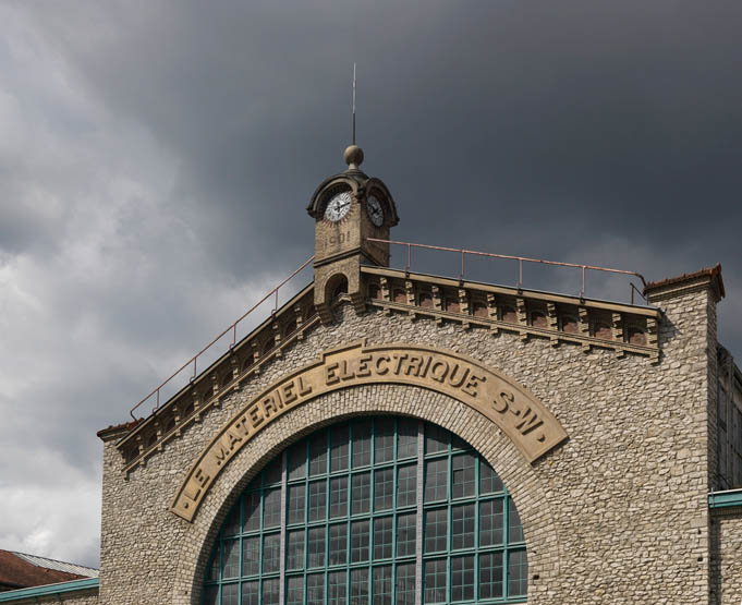 Usine de matériel électrique industriel Schneider et Cie, puis Le Matériel Electrique Scheider-Westinghouse (SW), puis Jeumont-Schneider (JS), actuellement ensemble industriel appelé "Espace Technologique et Industriel de Champagne-sur-Seine" (zone ETIC)