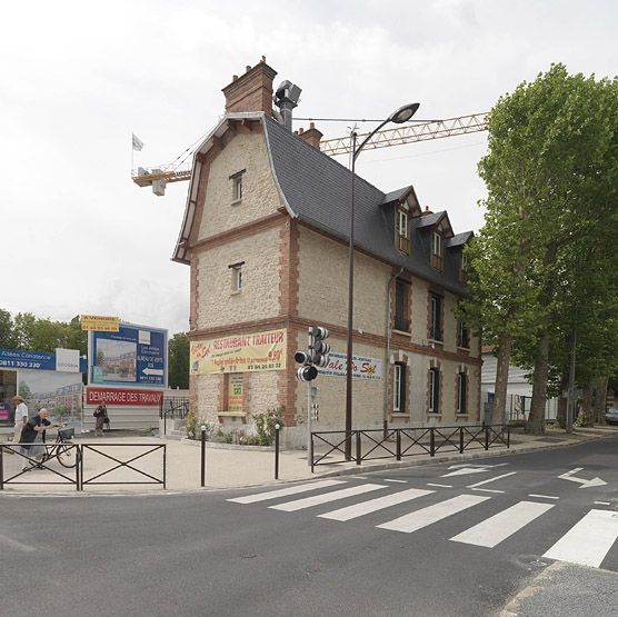 Avon - dépôt de la Compagnie des Tramways de Fontainebleau, puis établissement administratif de la société R. Guignon et Cie, puis magasin de commerce Fiat puis BMW, actuellement restaurant et logement