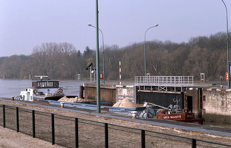 barrage mobile à vannes levantes, écluses