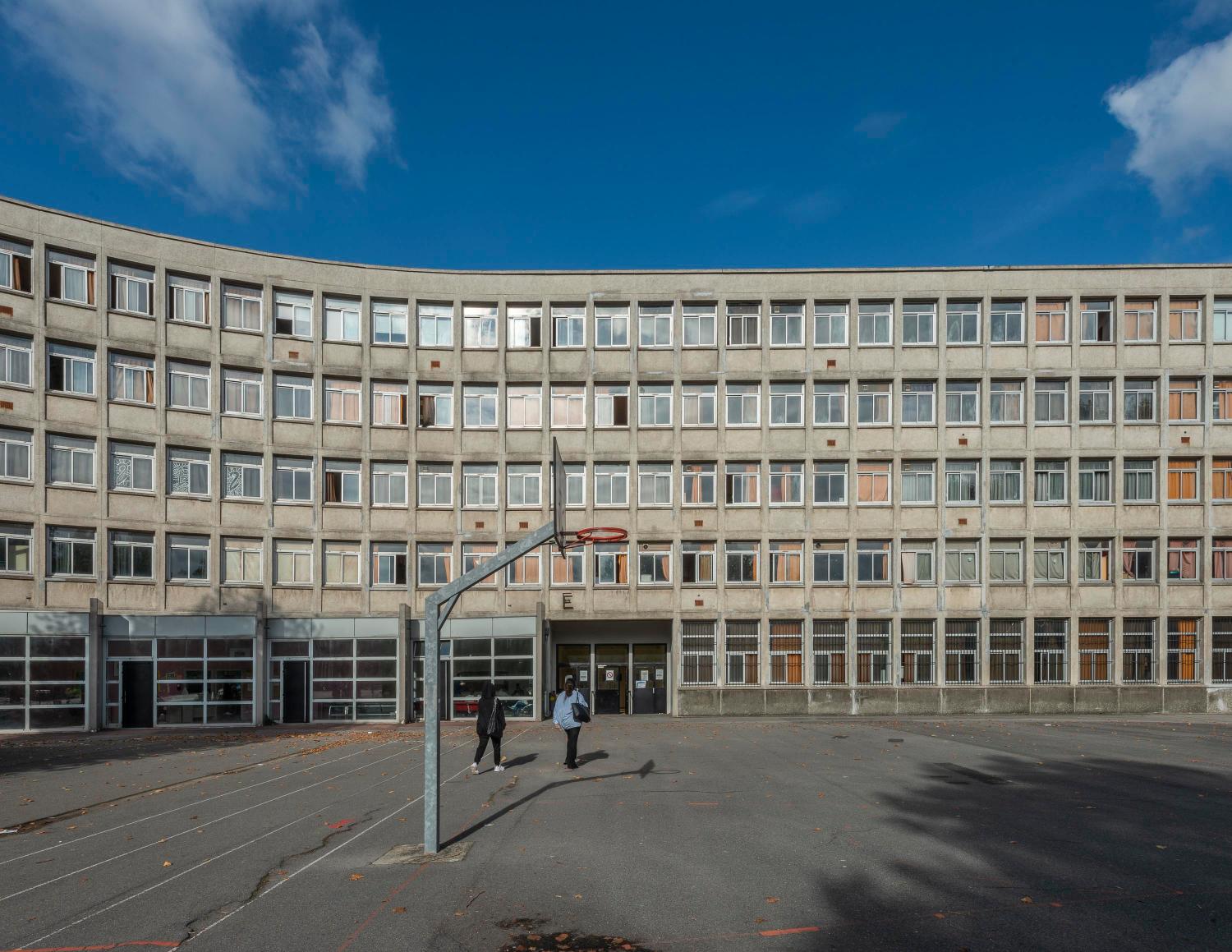 Lycée Jean-Jaurès, L'ossature du bâtiment d'enseignement est en béton armé  et les panneaux de façade ont été préfabriqués en usine par l'entreprise La  Rennaise de préfabrication. (IVR11_20209300603NUC4A) - Inventaire Général  du Patrimoine