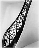 rampe d'appui, escalier d'une maison à porte piétonne