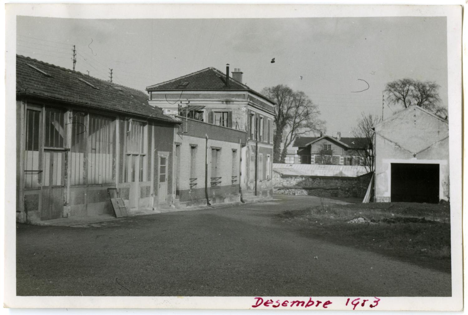 Usine de produits chimiques Poulenc Frères, puis usine d'engrais de la Société Française du Lysol, puis usine de chaudronnerie et usine d'articles en matière plastique (usine d'enceintes de confinement) Ateliers de Technochimie