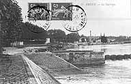 Le barrage sur le grand bras de la Seine vu depuis l'île Saint-Etienne, au début du 20e siècle. Carte postale. (Musée municipal de Melun. inv. 983.2.131)