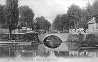 Le pont sur l'Almont vu de la Seine, vers le début du 20e siècle. Carte postale. (Musée municipal de Melun. inv. 983.2.148)