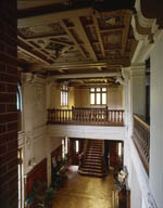 La Villa Kermina : la salle de chasse, en direction de l'escalier qui mène à la galerie ouverte ceinturant l'étage.