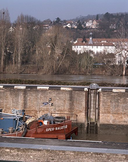 barrage mobile à vannes levantes, écluses