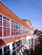 Groupe scolaire Paul Doumer, aujourd'hui lycée technologique, 2 rue Paul Doumer. Vue rapprochée des bâtiments en brique, construits juste avant la Seconde Guerre mondiale par l'architecte Chappey.