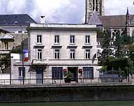 Banque (succursale de la Société générale) sur le quai Victor-Hugo, à proximité de l'hôtel de ville : façade sur la Marne.
