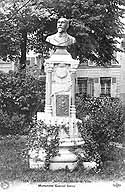 Vue du monument érigé en l'honneur de Gabriel Leroy dans le jardin de l'hôtel de ville. Carte postale, entre 1909 et 1943. (Musée municipal de Melun. inv. 994.1.76)