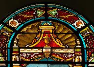 Verrière du choeur (baie 1), Saint Antoine, détail du dais et de la coquille néo-Renaissance.