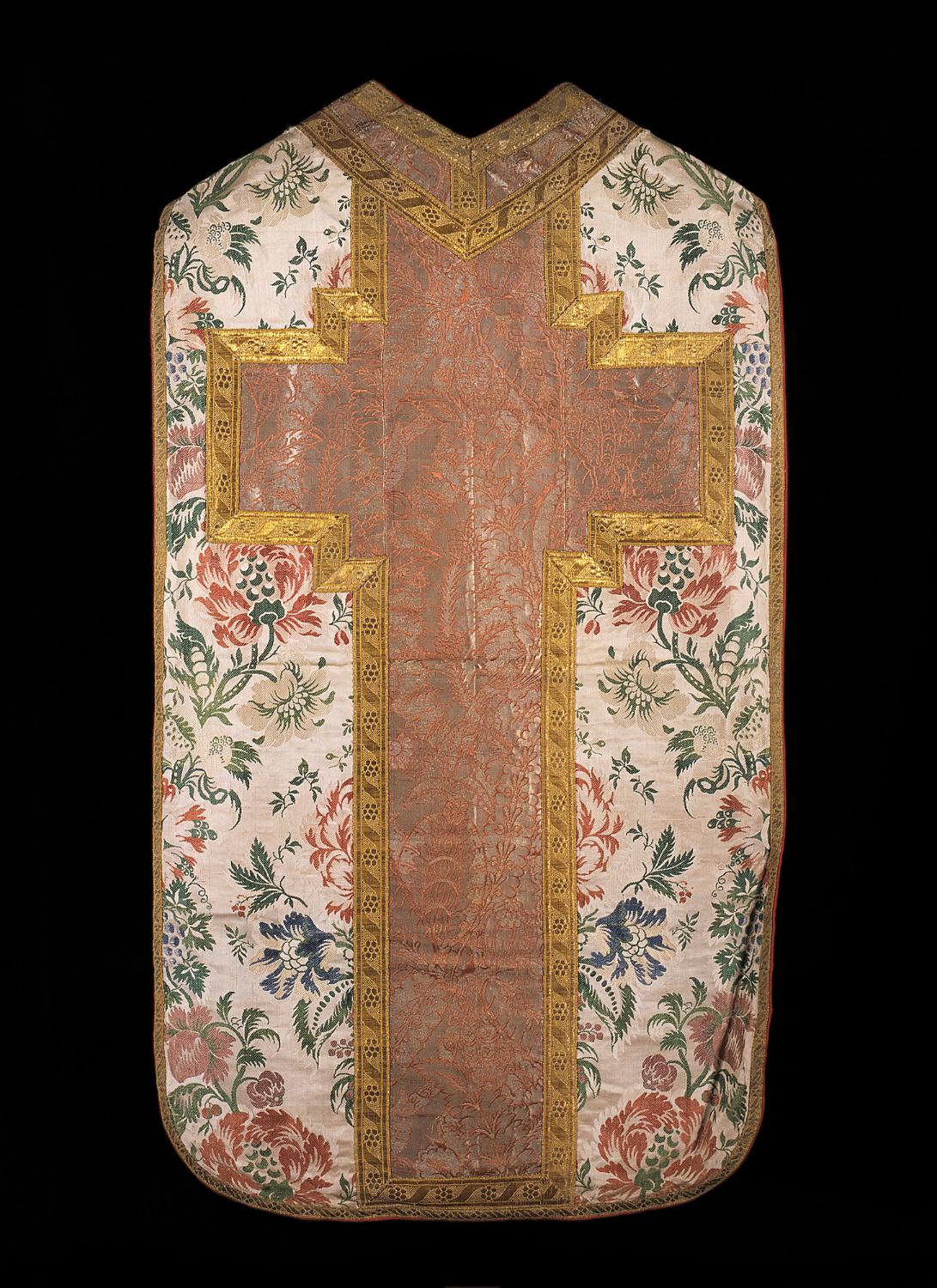 ornement blanc : chasuble, étole, voile de calice