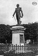 Le monument au général Raoult, place Henri IV (détruit pendant la seconde guerre mondiale). Carte postale, vers 1900. Carte postale, vers 1900. (AD Seine-et-Marne. 2 Fi 4514)