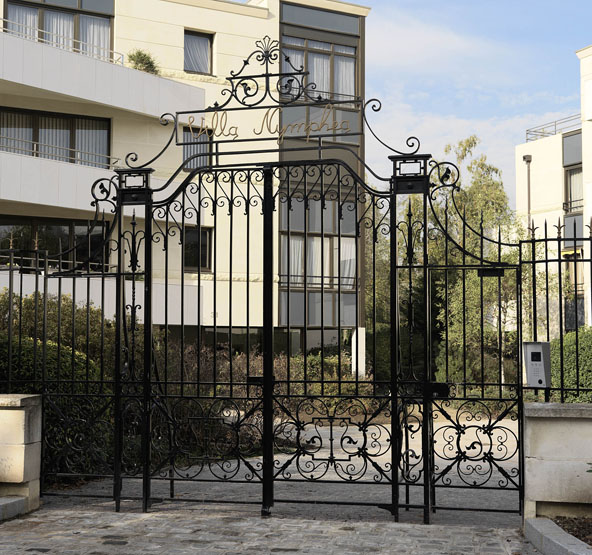 Les maisons et immeubles d'Enghien-les-Bains, Fonte et ferronnerie :  portail au 31-33 avenue de Ceinture de la ""Villa Nymphéa"" aujourd'hui  détruite. (IVR11_20089500553NUC4A) - Inventaire Général du Patrimoine  Culturel