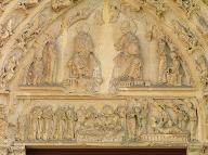 Portail central : le tympan représente le Couronnement de la Vierge. Au linteau la Dormition, la remise de l'âme de la Vierge au Christ et l'Assomption.