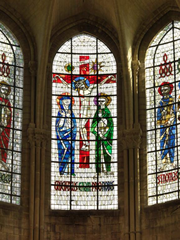 ensemble de 7 verrières : la Crucifixion et les apôtres.