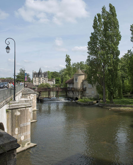 Moret-sur-Loing - Moulin à foulon, puis scierie, puis moulin à blé, appelé "moulin du dessus", "moulin d'amont" ou "moulin Provencher", actuellement maison (musée du Sucre d'Orge)