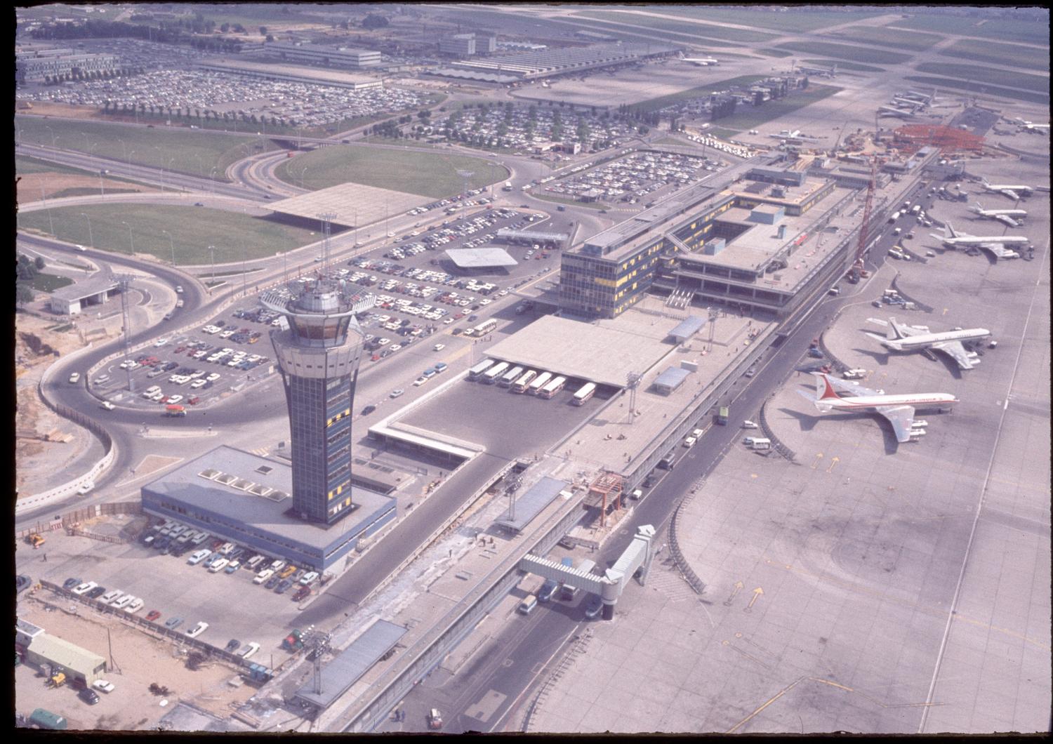 Orly 4 (depuis 2019), Orly-Sud (de 1971 à 2019), Installations terminales (de 1961 à 1971) Aérogare Sud ( de 1954 à 1961)