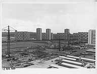 Vue de la Pierre Collinet depuis Beauval - Au premier plan le centre commercial. Construction de barres. - 2 avril 1969. (OPAC Meaux)