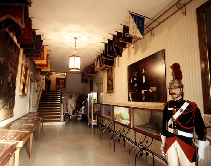 caserne, aujourd'hui école des officiers de gendarmerie nationale (EOGN)