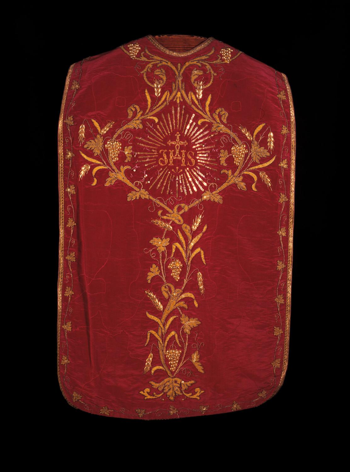 ornement rouge : chasuble, voile de calice, manipule, étole