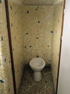 Vue des toilettes, décors de mosaïques.