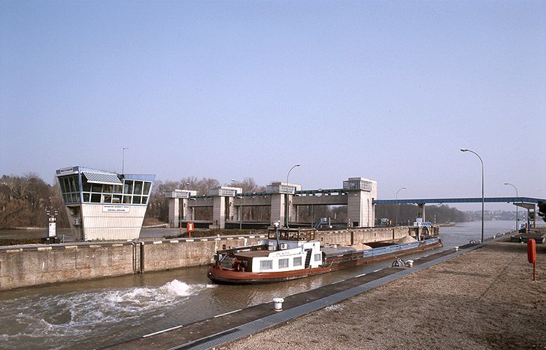 barrage mobile à vannes levantes, écluses