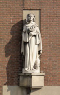 Statue de la façade principale représentant Sainte-Solange.