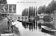 Vue des bords de Seine en aval du pont de pierre, vers 1917. Carte postale. (Musée municipal de Melun. inv. 983.2.88)