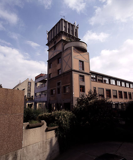 Distillerie Hémard, puis Pernod, actuellement hôtel industriel et immeuble