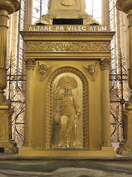 tabernacle, croix et chandeliers du maître-autel