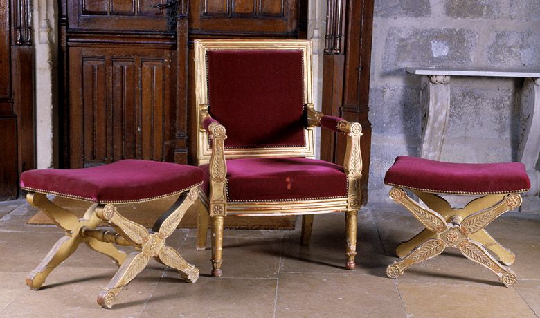 fauteuil de célébrant et paire de tabourets assortis