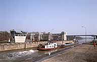 barrage mobile à vannes levantes, écluses