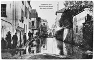 La rue de la Pêcherie lors de la crue de 1910. Carte postale.