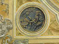 Détail d'un médaillon en camaïeu (au sud-est) représentant l'Allégorie du Feu, sans doute par Jacques Gervaise, vers 1669.